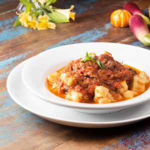 Empório São João celebra 16 anos com menu especial