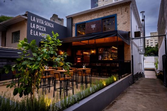 Bloco Mussarela estreia com pizza e música no Carnaval