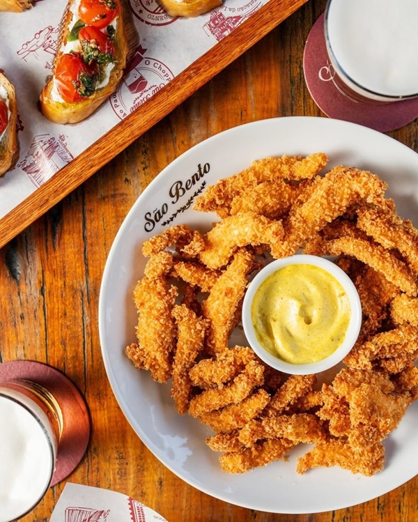 Onde comer e se hidratar no circuito dos blocos de rua