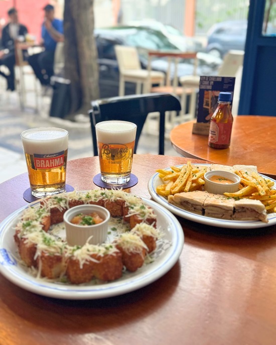 Onde comer e se hidratar no circuito dos blocos de rua