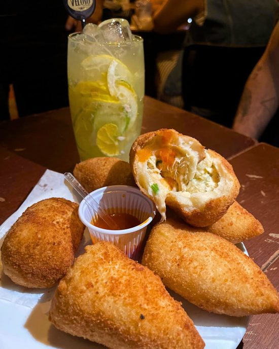 Onde comer e se hidratar no circuito dos blocos de rua