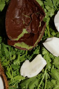 Ovo de brigadeiro de coentro surpreende na Páscoa