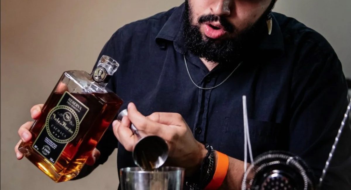 Cachaça ganha destaque em competição de drinques