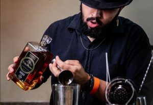 Cachaça ganha destaque em competição de drinques