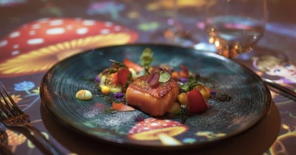 Jantar imersivo de “Alice” vira experiência sensorial