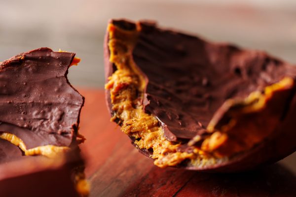 Ovo de Páscoa de R$ 480 destaca caju em texturas