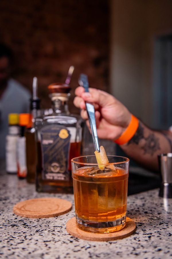 Cachaça ganha destaque em competição de drinques