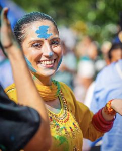 “Holi Festival” reúne cores, dança e gastronomia