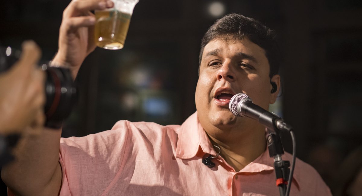 Gabriel da Muda comanda roda de samba