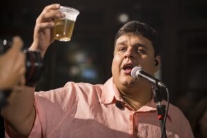 Gabriel da Muda comanda roda de samba