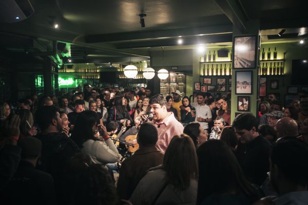 Gabriel da Muda comanda roda de samba