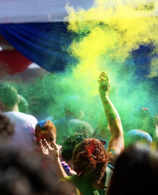 “Holi Festival” reúne cores, dança e gastronomia