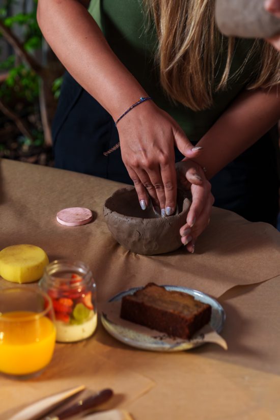 Experiência une cerâmica e brunch no Dia das Mães