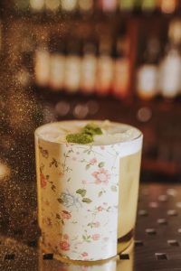 Bar aposta em coquetelaria inspirada no Art Nouveau