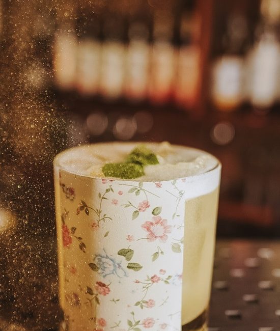 Bar aposta em coquetelaria inspirada no Art Nouveau