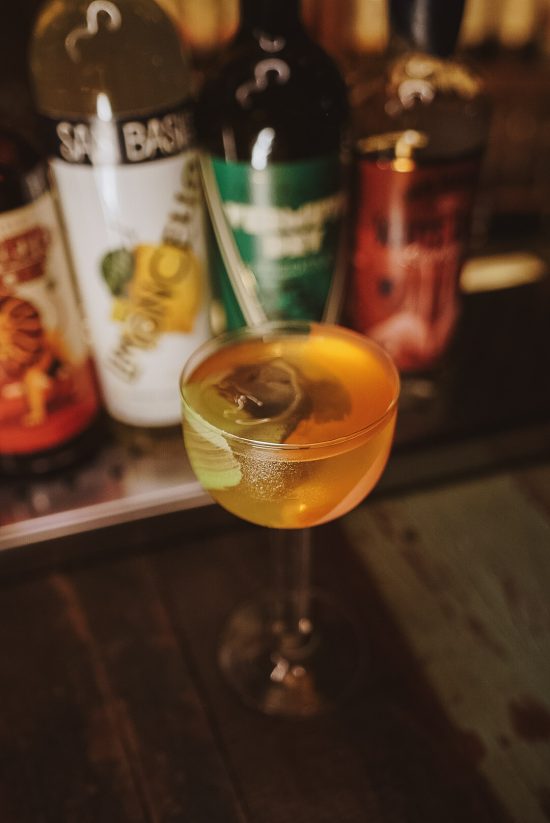 Bar aposta em coquetelaria inspirada no Art Nouveau