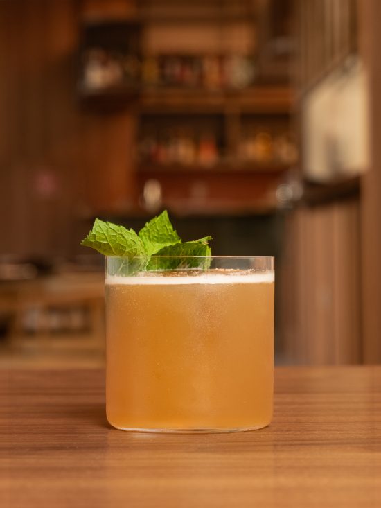 Bar aposta em coquetelaria inspirada no Art Nouveau