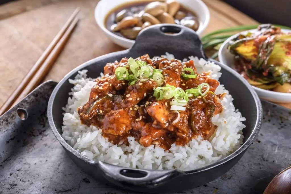 Um passeio pela Liberdade: restaurantes, karaokês e mercados