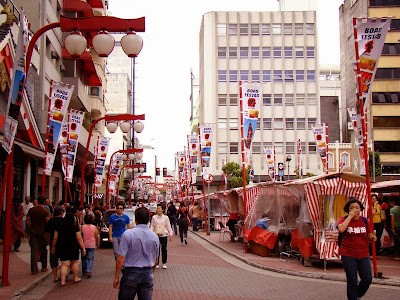 Um passeio pela Liberdade: restaurantes, karaokês e mercados