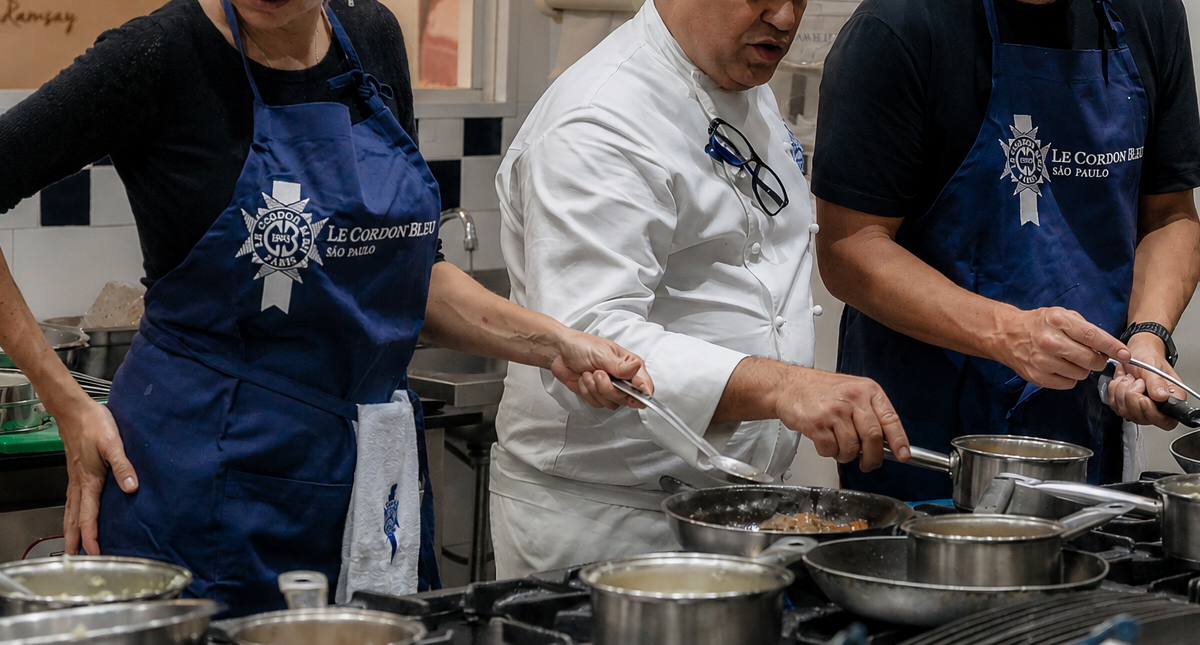 Casais cozinham juntos no Le Cordon Bleu