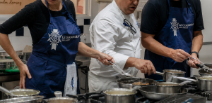 Casais cozinham juntos no Le Cordon Bleu