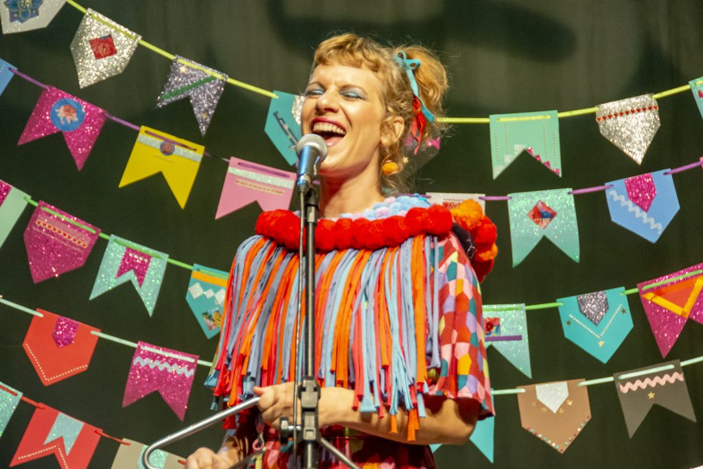 Cris Barulins leva arraial infantil ao palco