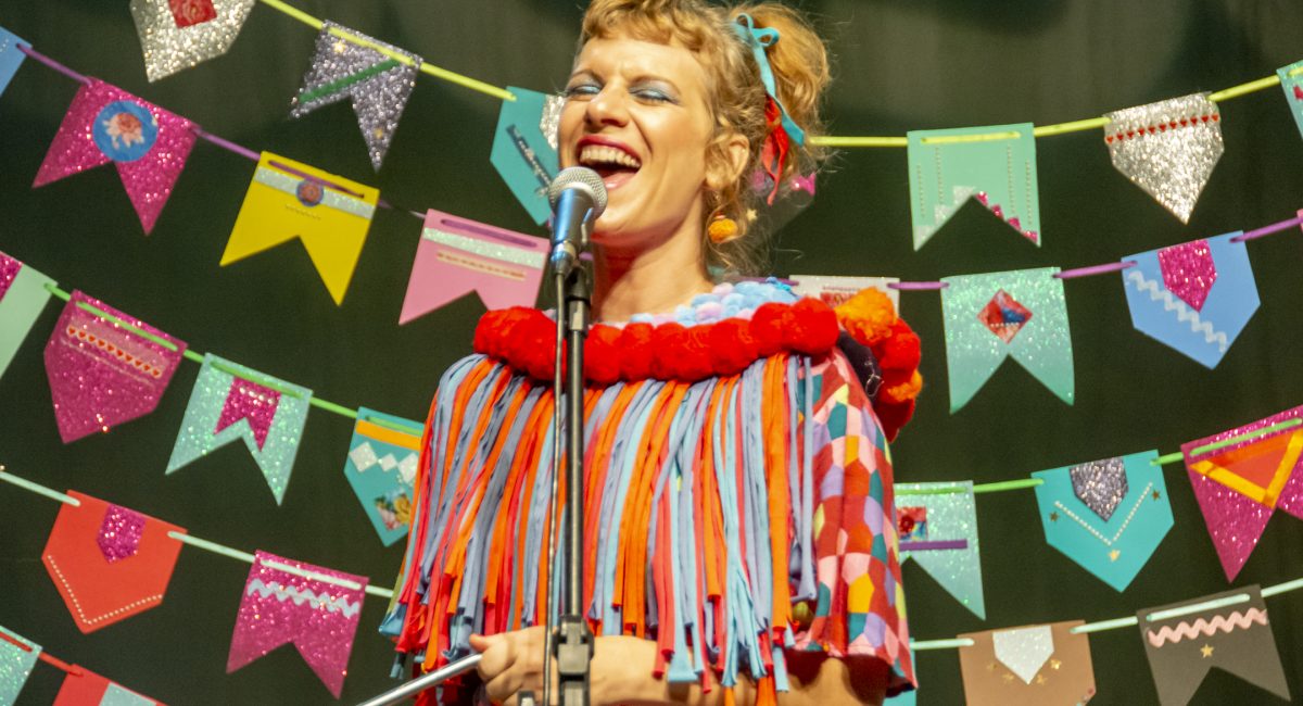 Cris Barulins leva arraial infantil ao palco