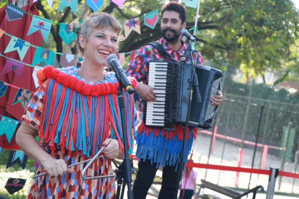 Cris Barulins leva arraial infantil ao palco