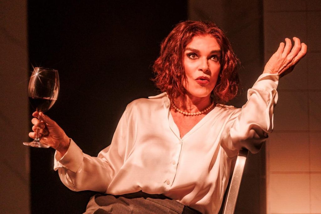 Mara Carvalho aproxima arte e gastronomia