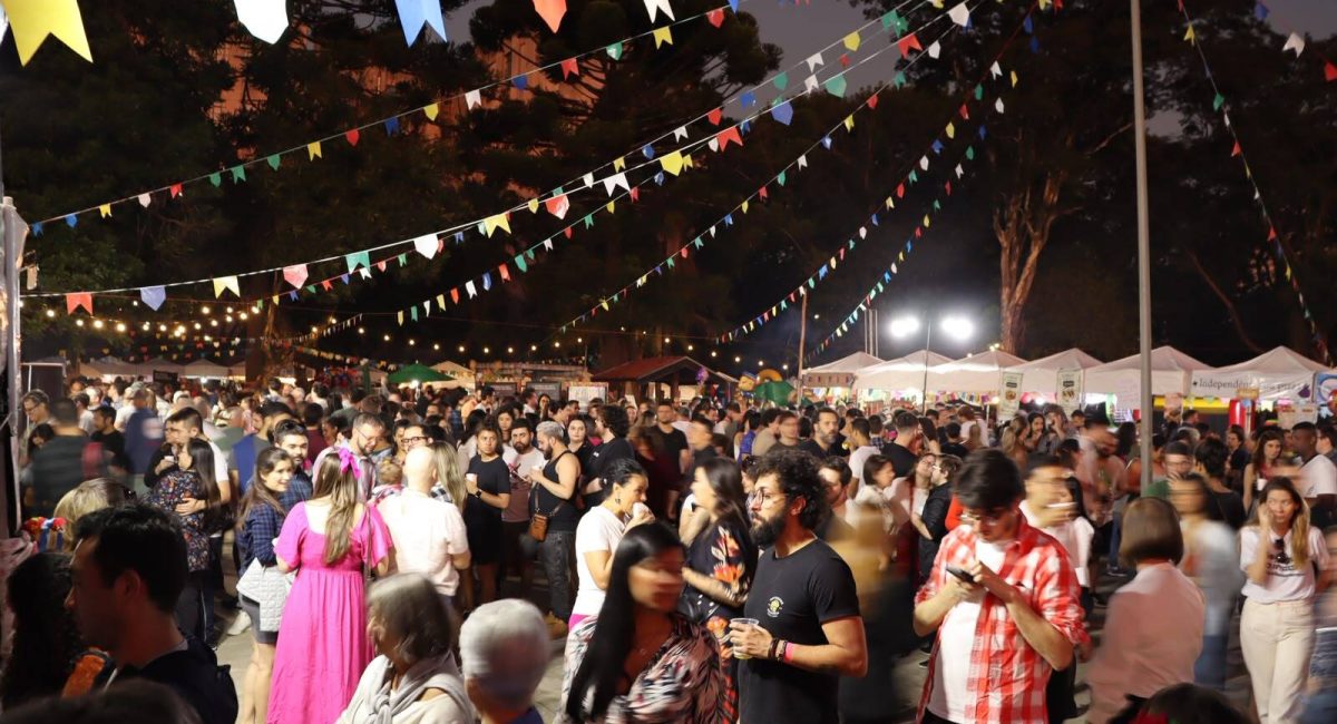 Arraiá da Vila reúne forró e comida típica