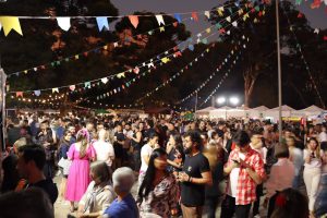 Arraiá da Vila reúne forró e comida típica