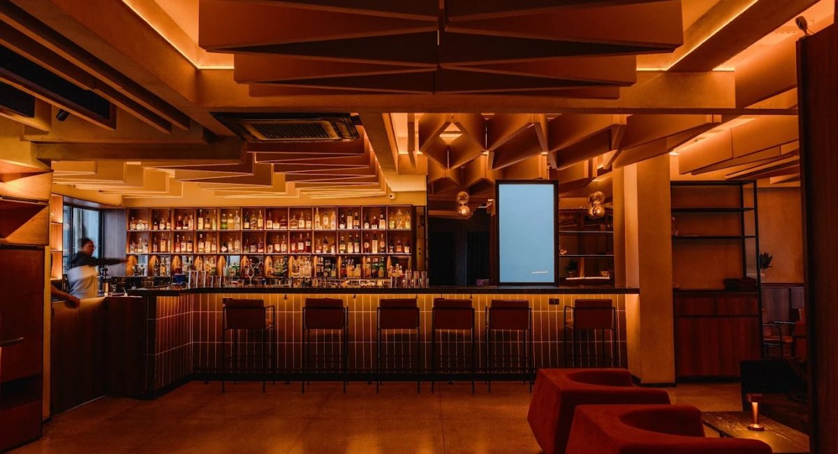 Conheça o bar preferido de Dua Lipa em São Paulo