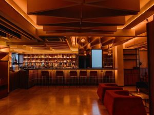 Conheça o bar preferido de Dua Lipa em São Paulo