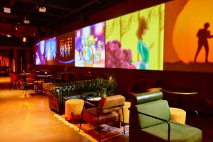 Bar une videoarte, drinques e sabor andino