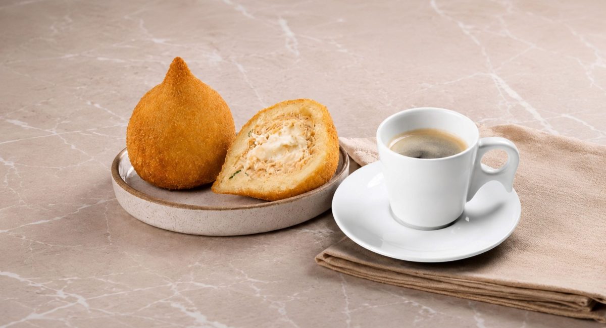 Coxinha com café grátis na Sodiê Doces
