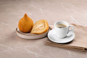 Coxinha com café grátis na Sodiê Doces