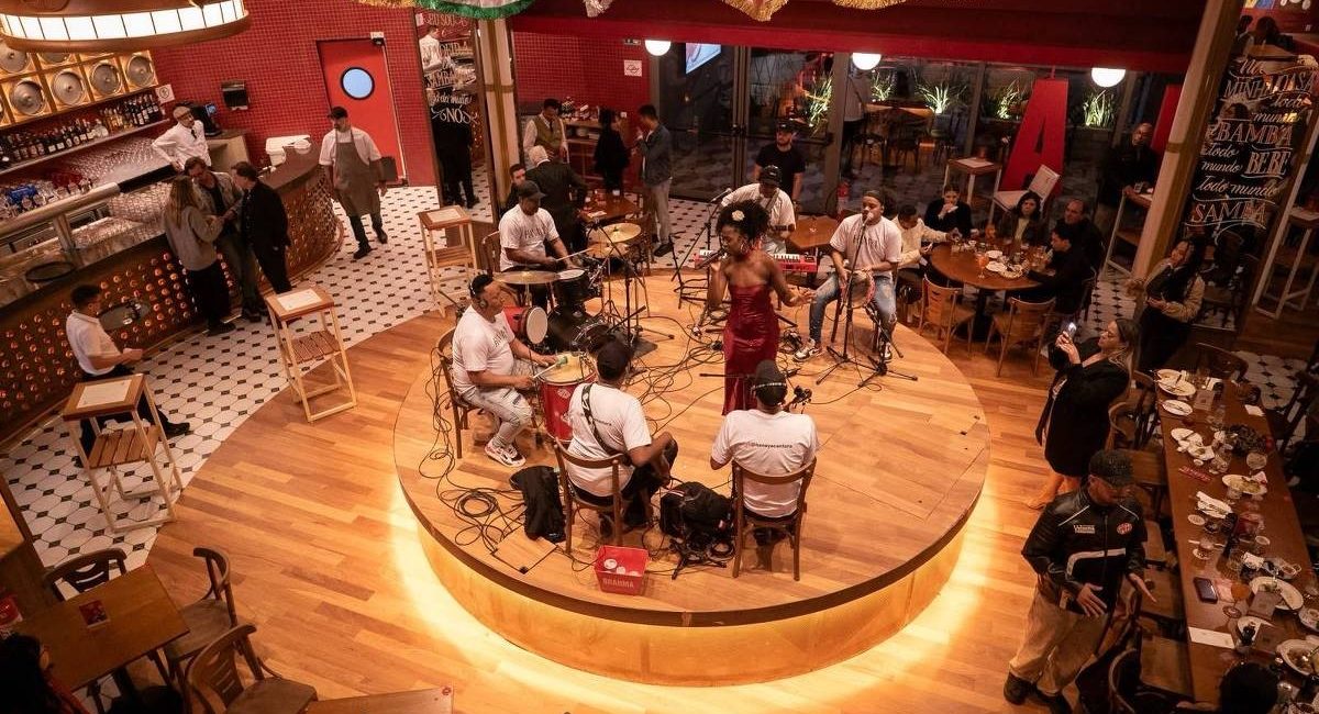 Bar Brahma na Paulista tem 650 m² e samba