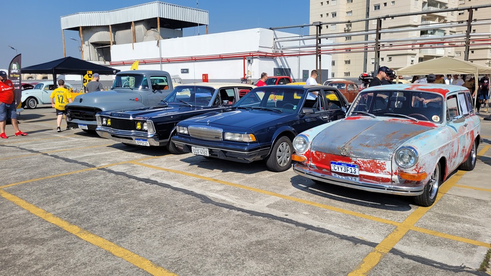 Carros antigos e tunados