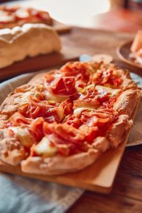 Pizzaria com ‘pinsa’ e burger em dobro às quartas