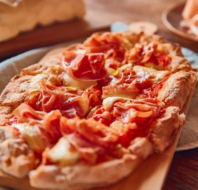 Pizzaria com ‘pinsa’ e burger em dobro às quartas