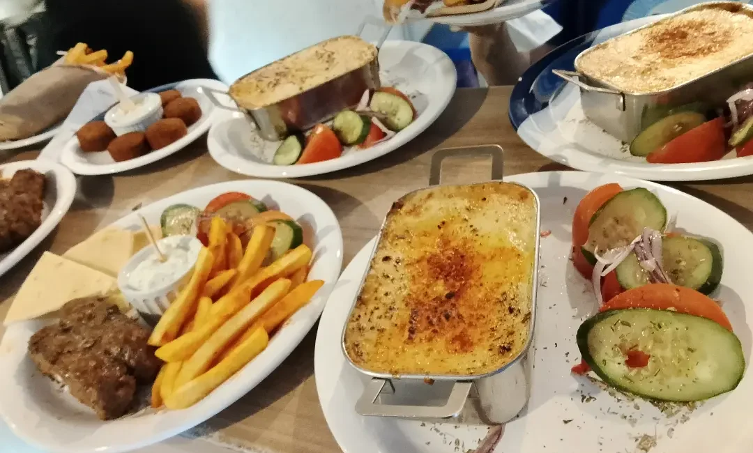 Festa grega tem buffet livre e quebra de pratos