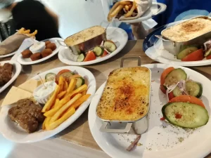 Festa grega tem buffet livre e quebra de pratos