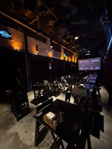 Steel Bar reabre em Moema com som de cinema