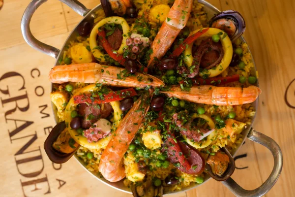 Dia da Paella: onde provar o clássico espanhol