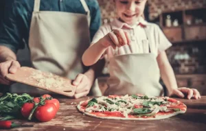 Crianças fazem a própria pizza em ação solidária