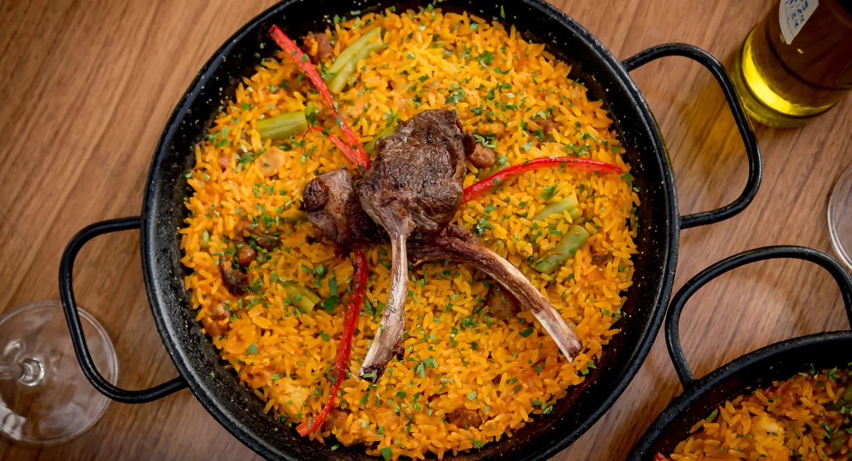 Dia da Paella: onde provar o clássico espanhol