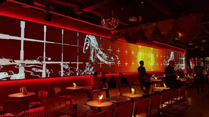 Cortina celebra 4 anos com festa eletrônica
