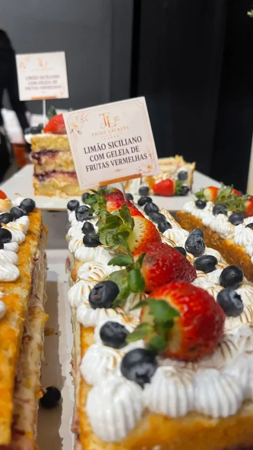 “Festival de Fatias” tem morango cravejado e pudim