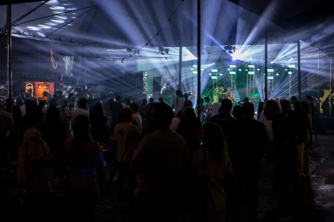 Cervejaria faz festa de 8 anos com shows