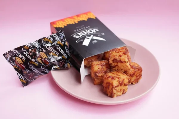 Dadinhos de tapioca da John's Burguer com sachê de molho